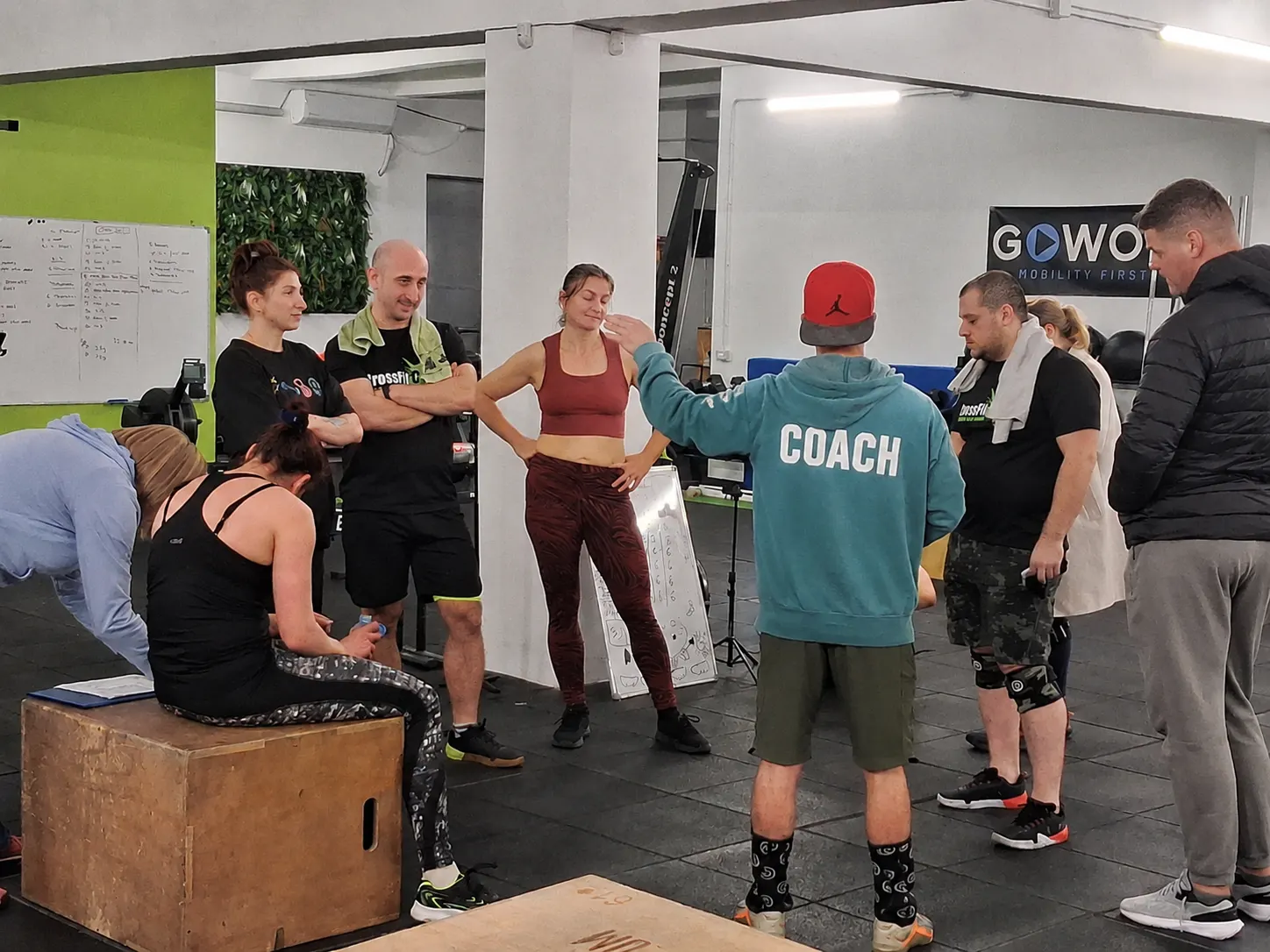 Antrenor CrossFit C15 explicând antrenamentul unui grup de membri obișnuiți, la începutul unei clase